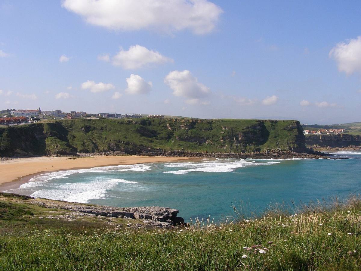 Costa de Suances con acantilado y playa